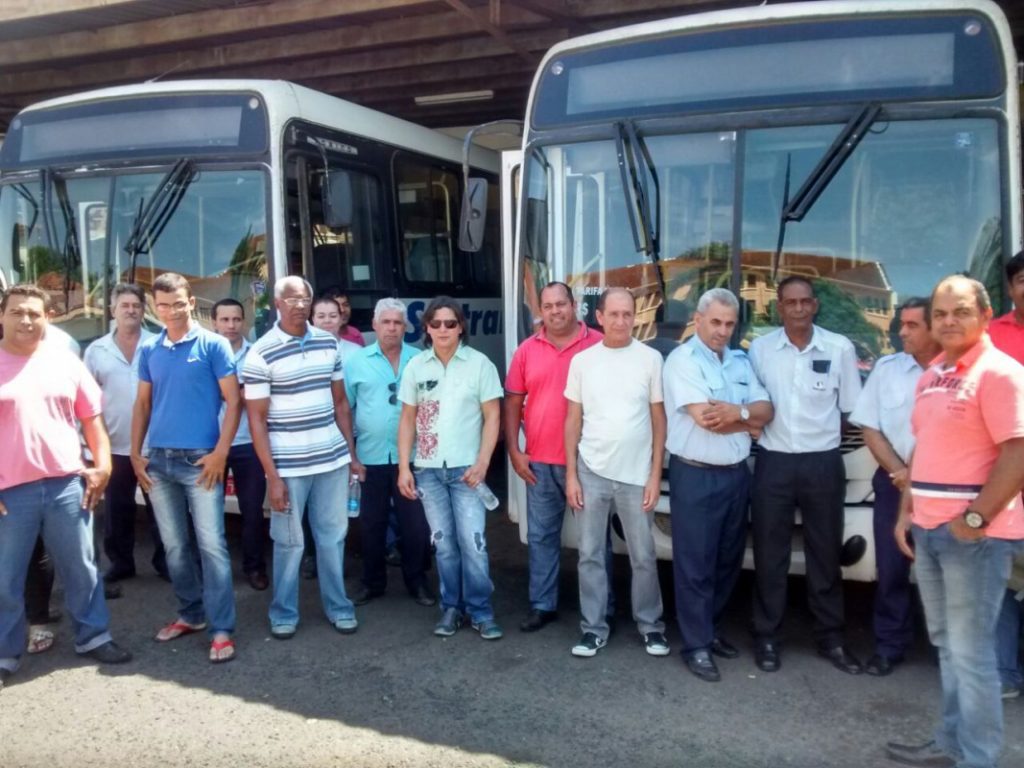Trabalhadores do transporte coletivo de Araguari realizam paralisação por falta de pagamento