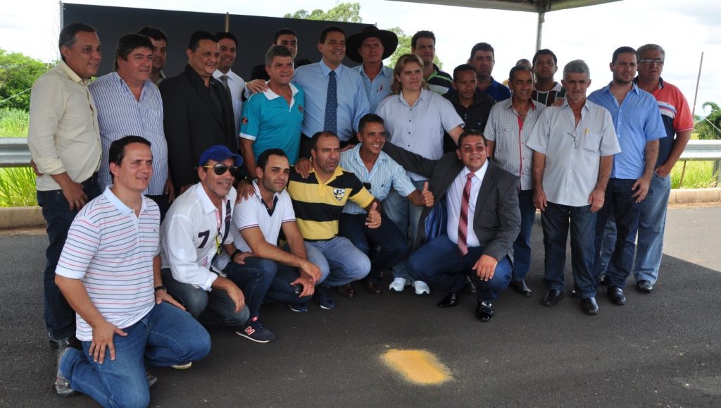 Manifestantes pedem a retomada das obras paralisadas em Monte Alegre