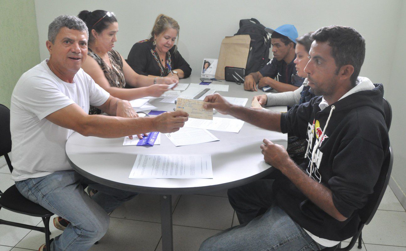 SINDTTRANS paga ex-funcionários da Directa Transportes