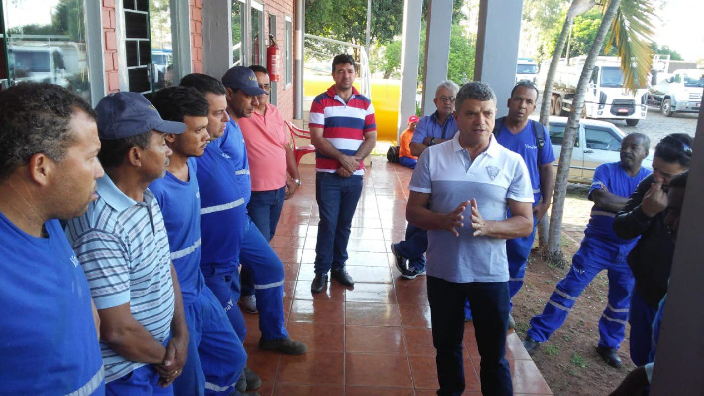 TRABALHADORES DA EMPRESA RESPONSÁVEL PELA COLETA DE ENTULHOS EM UBERLÂNDIA ENTRAM EM GREVE