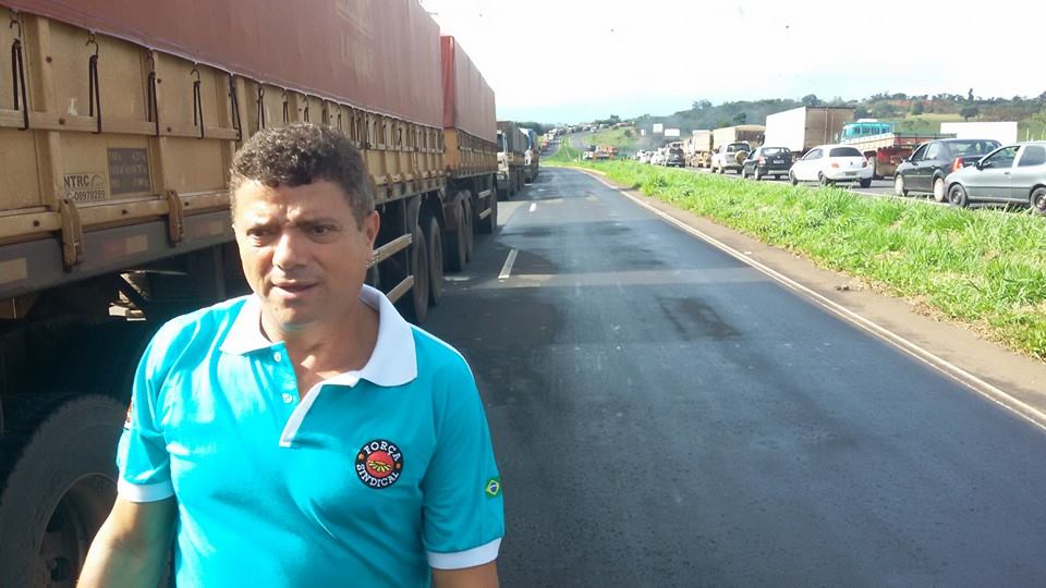 Caminhoneiros bloqueiam rodovias do País