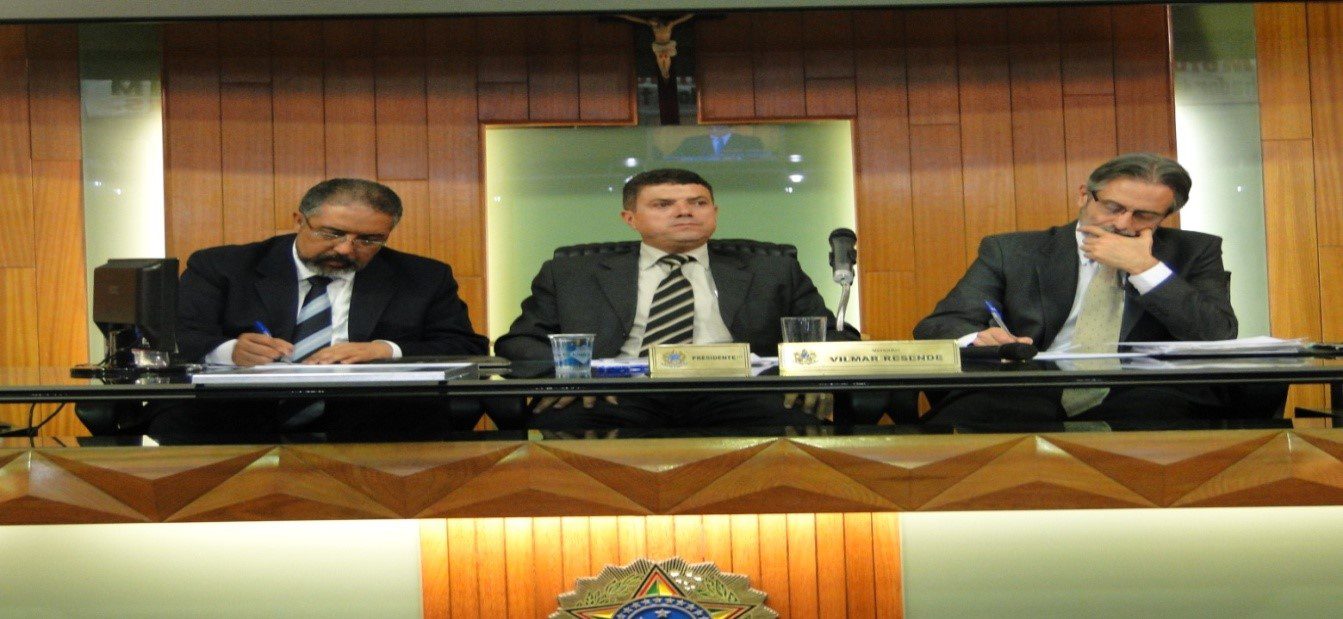 APÓS 02 ANOS DE REGULAMENTADA, A PROFISSÃO DO MOTORISTA CONTINUA SENDO ALVO DE DEBATE E DISCUSSÃO.