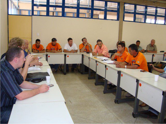 O Sindicato dos Trabalhadores em Transportes Rodoviários de Uberlândia (STTRU) realizou na manhã de hoje, dia 19, a primeira de três assembléias para discutir e deliberar sobre a proposta das empresas para os trabalhadores do sistema. É que os traba
