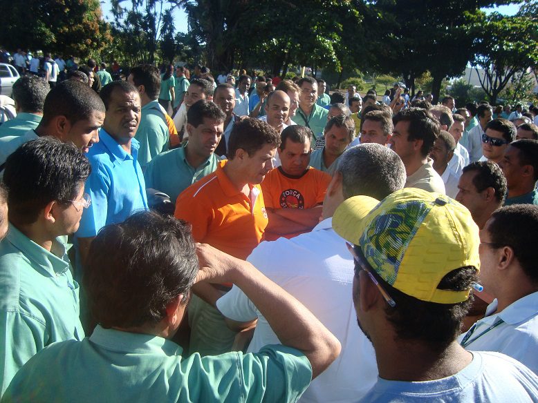 Passeata marca primeiro dia de greve no transporte coletivo de Uberlândia