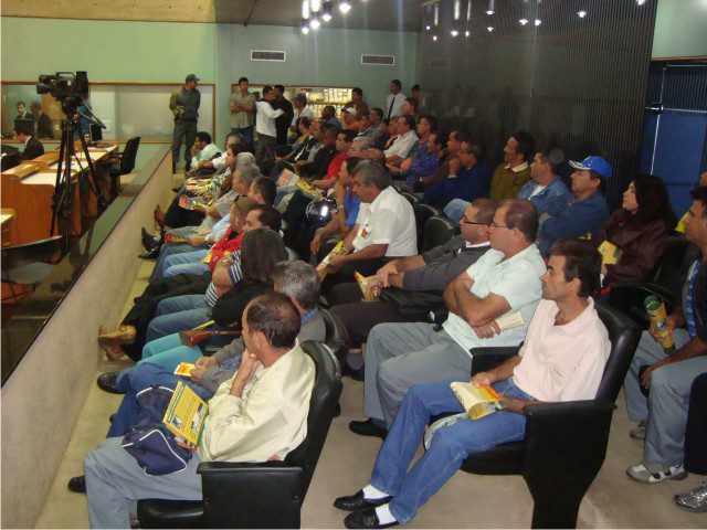 Assessoria jurídica do Sindttrans presta esclarecimentos aos ex func. Auto Viação e Transcol na Câmara Municipal