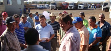 CÉLIO MOREIRA FAZ ACORDO PARA PAGAMENTO DE ESTADIA DE VEÍCULOS PARADOS AGUARDANDO DESCARGA