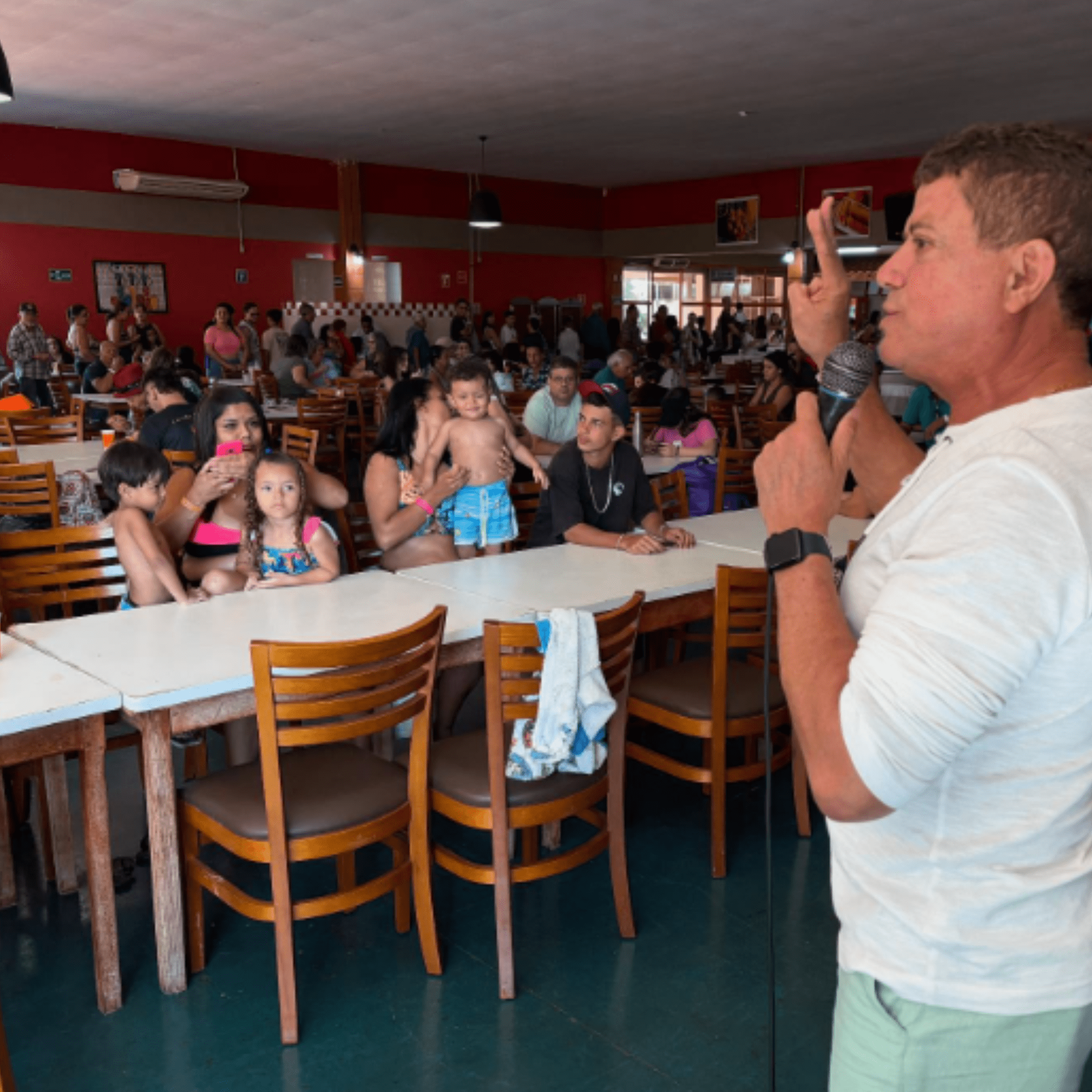 Motoristas são homenageados pelo SINDTTRANS em confraternização especial no Clube Tangará