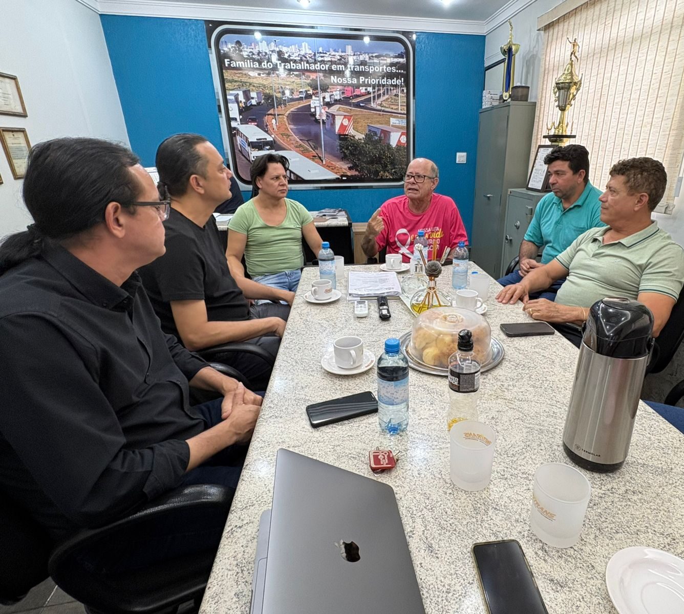 Sindttrans recebe lideranças políticas em reunião voltada ao fortalecimento da categoria e ao desenvolvimento de Uberlândia